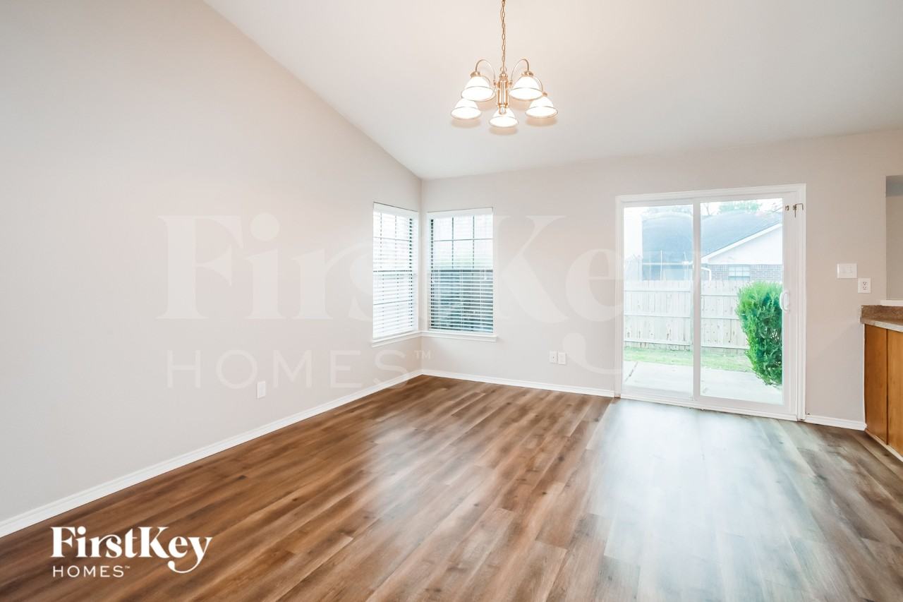 1502 Barbara Ln - Photo 4 of 15