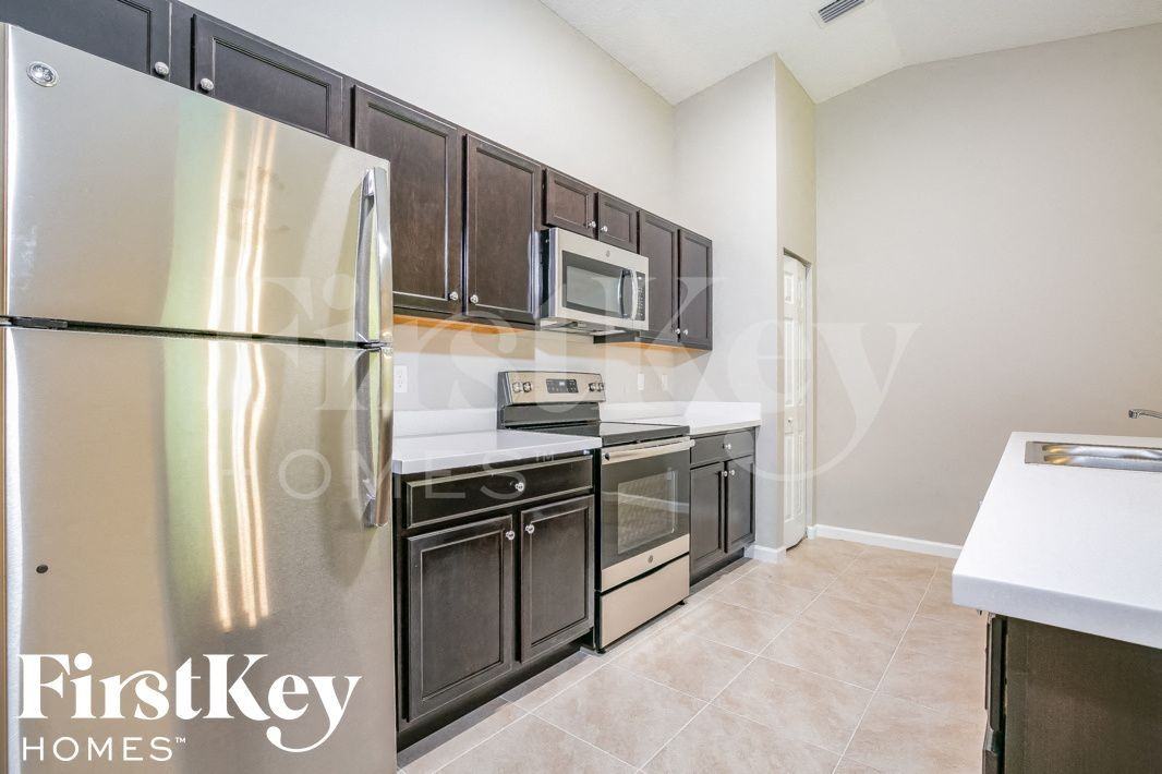 1148 Sw Ackard Ave - Photo 4 of 15