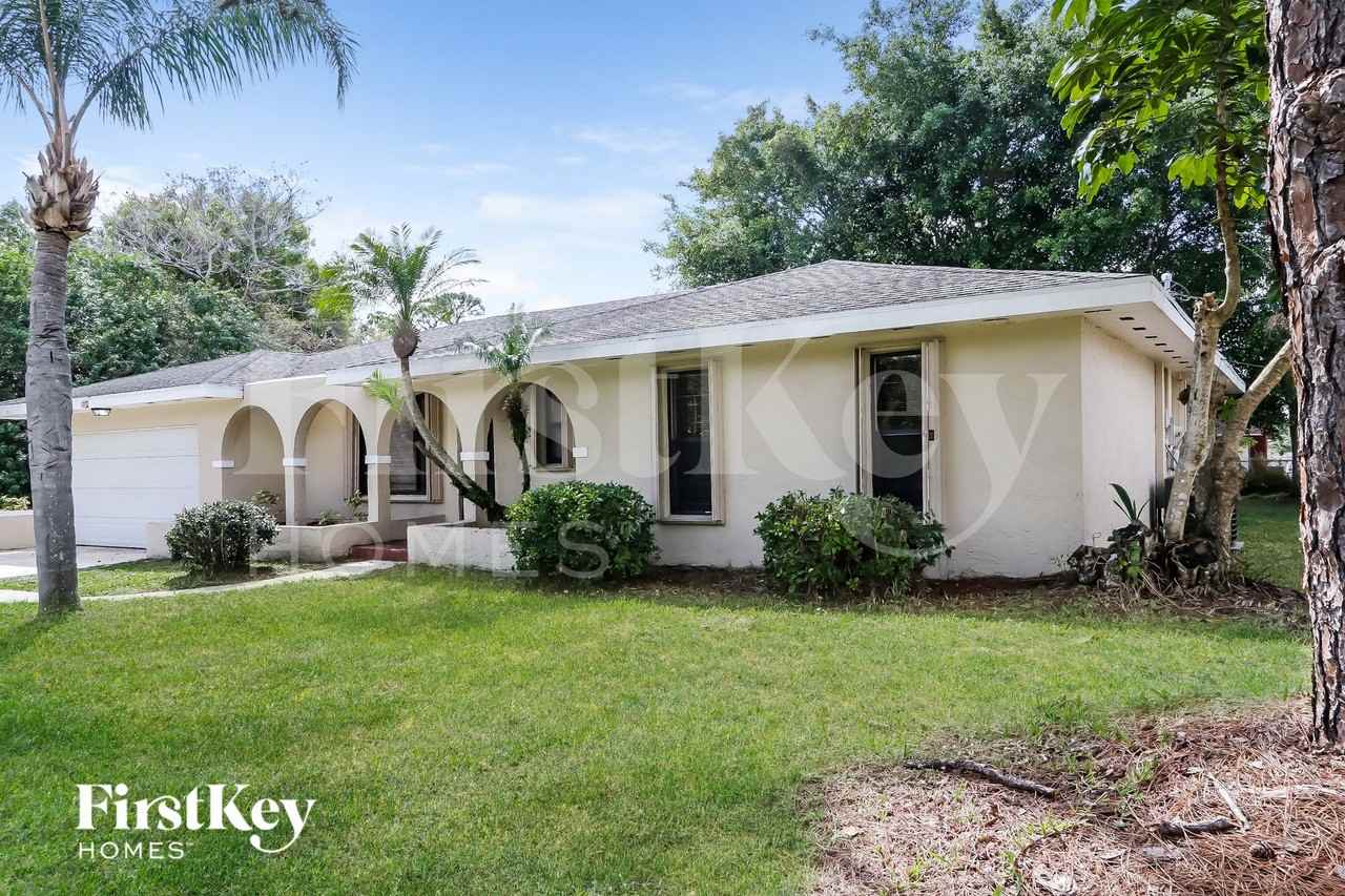 1032 Se Floresta Dr - Photo 3 of 15