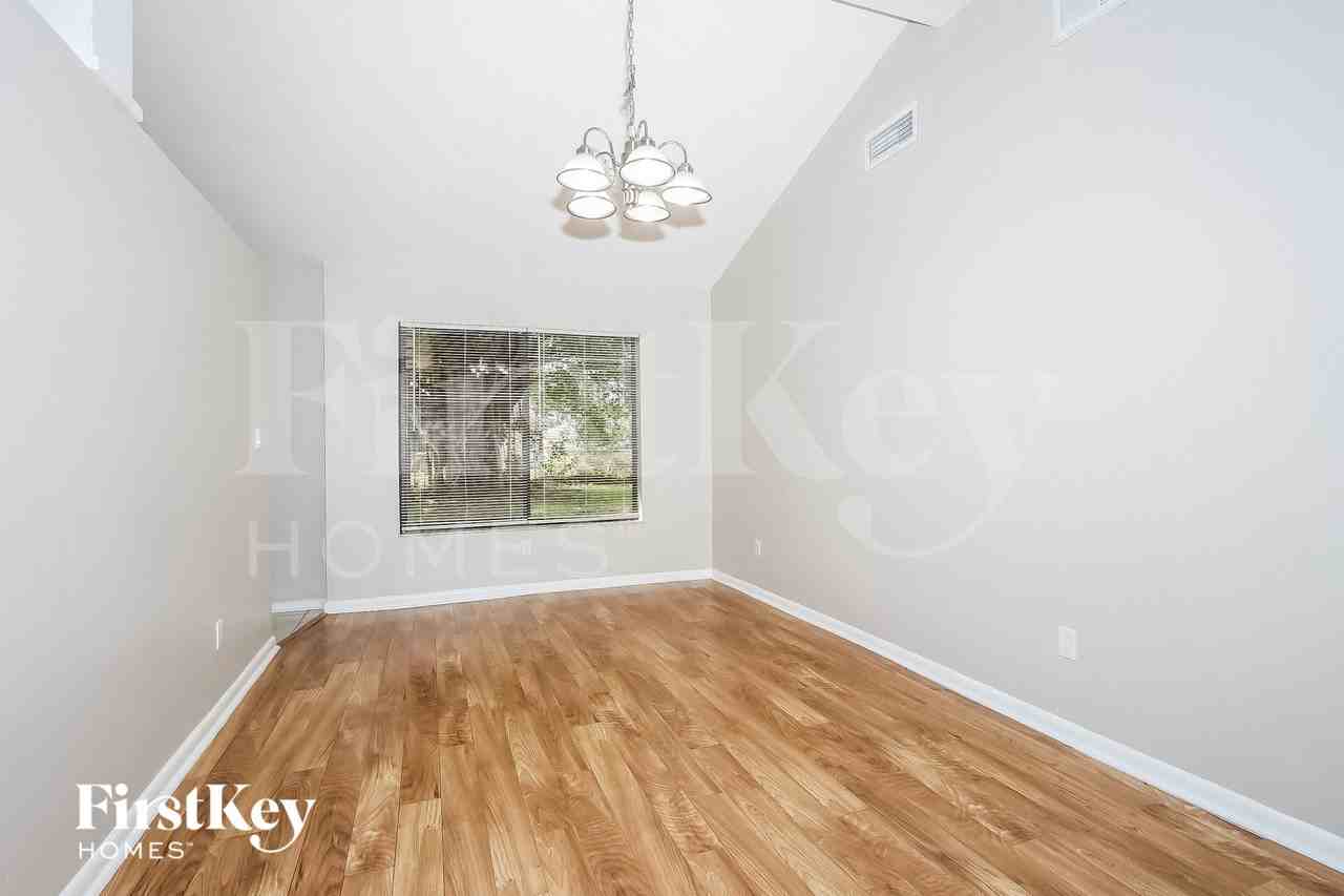 1032 Se Floresta Dr - Photo 5 of 15