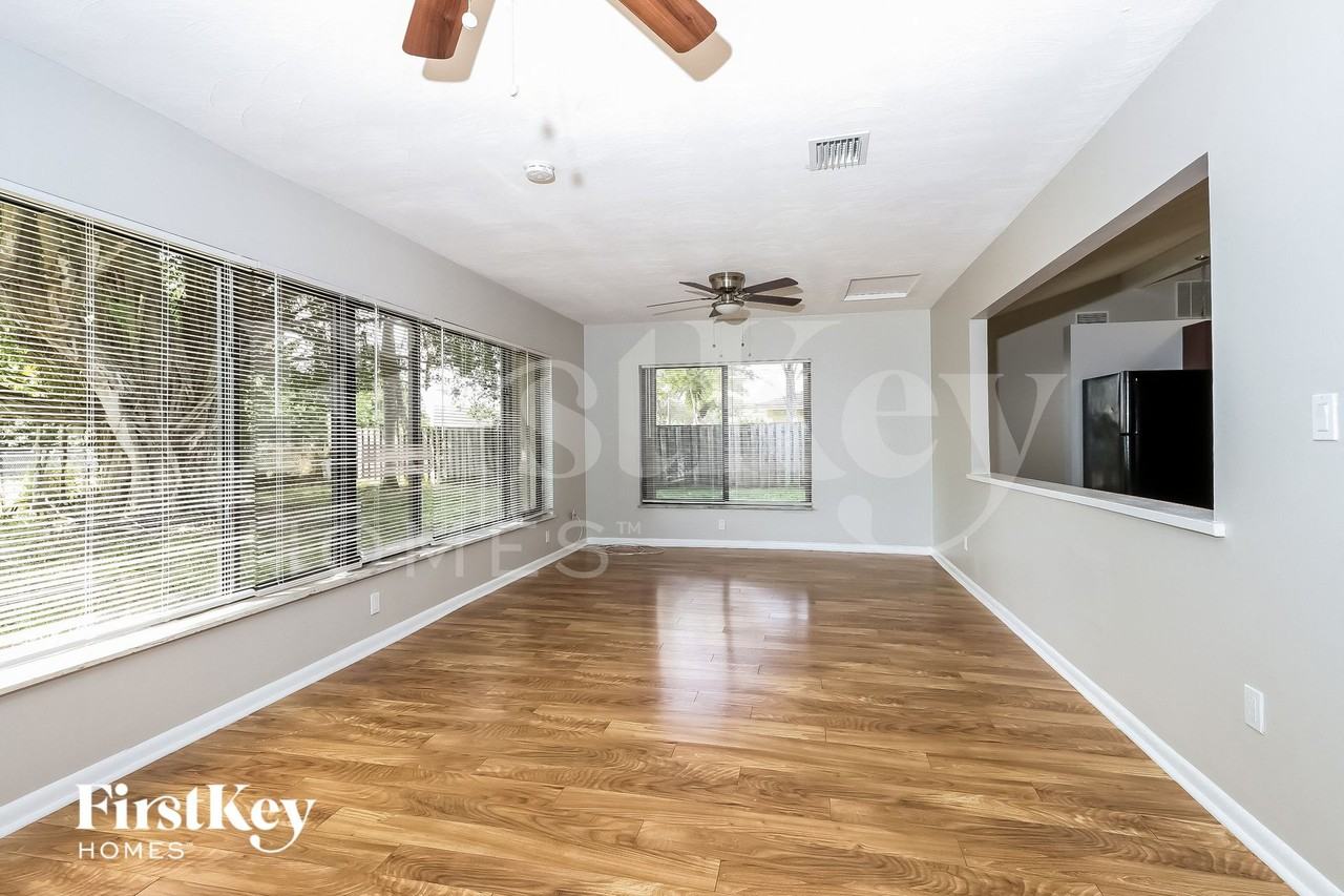 1032 Se Floresta Dr - Photo 7 of 15