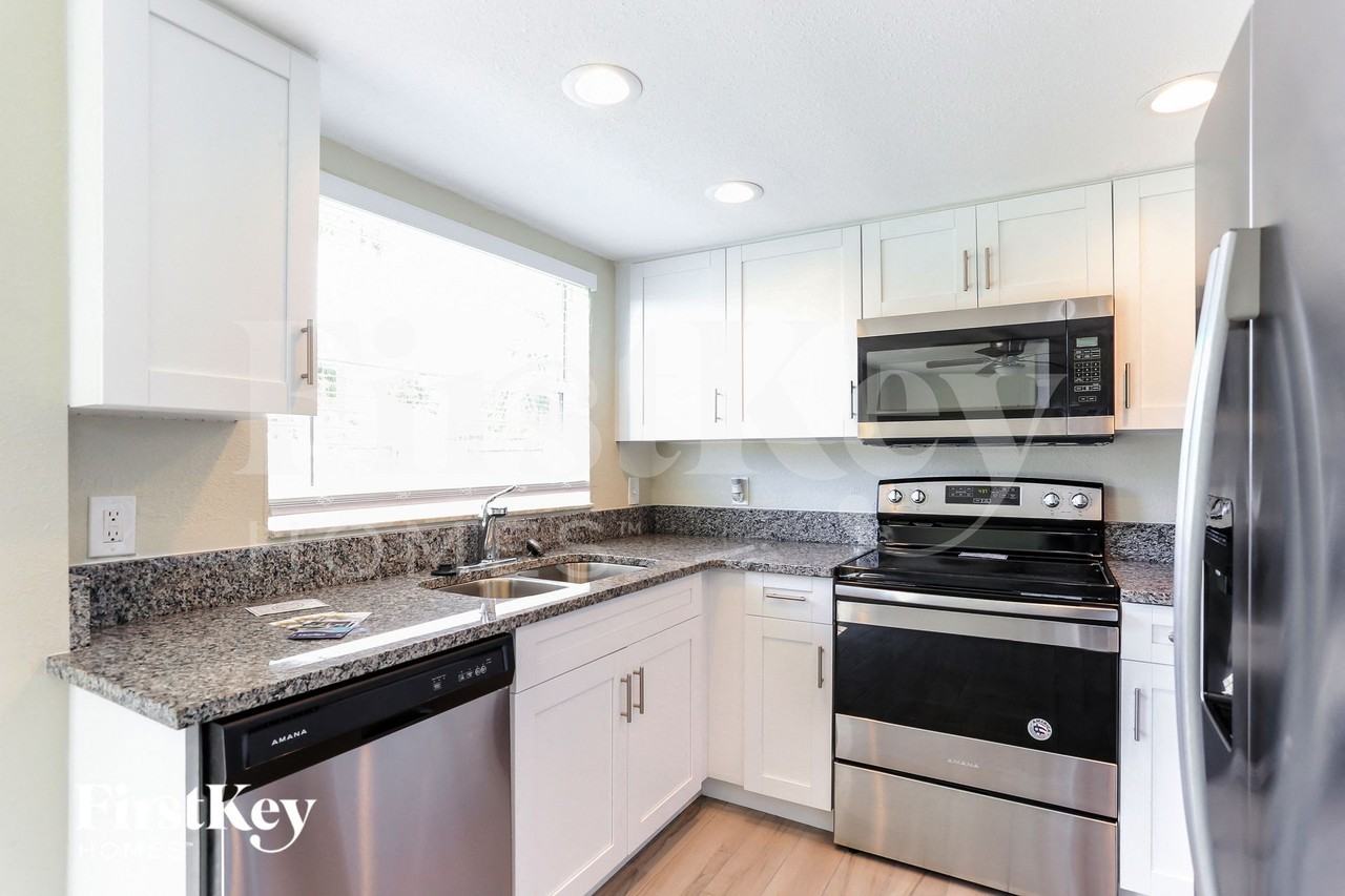 1006 Stonefence Way - Photo 5 of 15