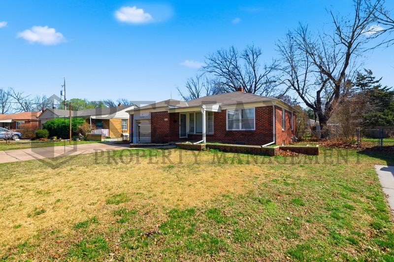 2242 S Ridgewood Dr - Photo 2 of 43