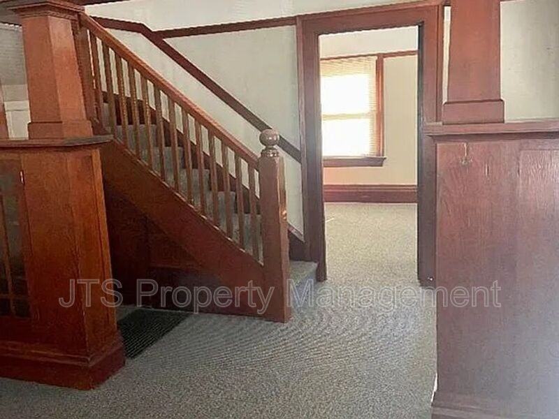 1015 27th St - Photo 2 of 8