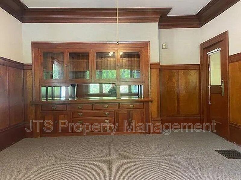 1015 27th St - Photo 4 of 8