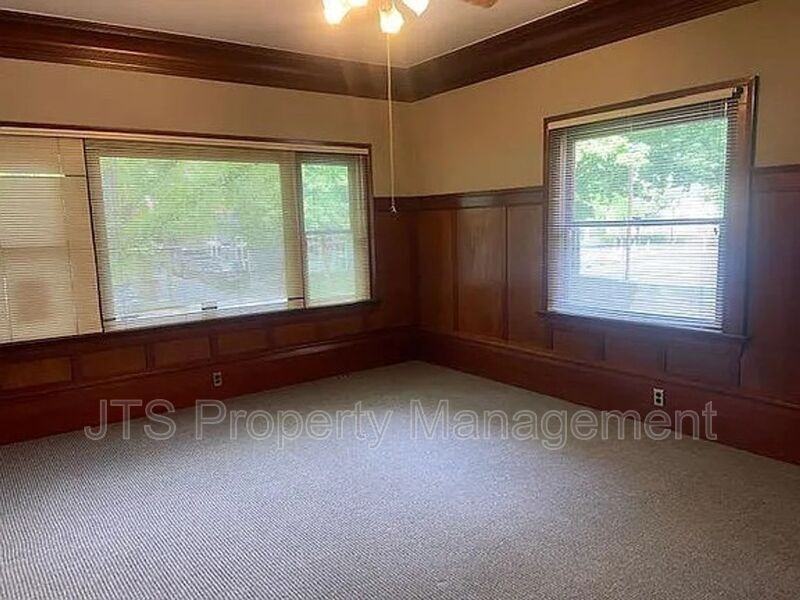 1015 27th St - Photo 5 of 8