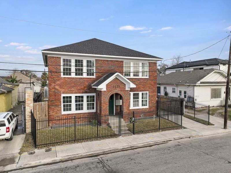 1115 Hogan St - Photo 2 of 8