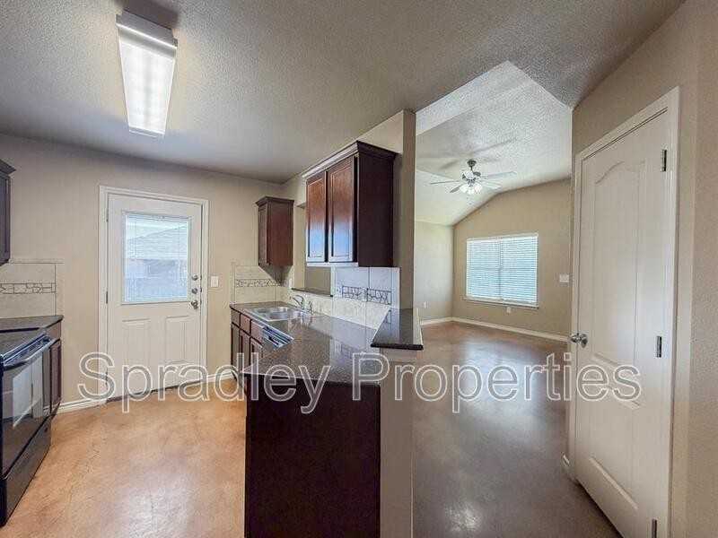 757B E Ridge Blvd - Photo 4 of 16