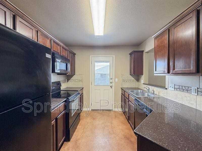 757B E Ridge Blvd - Photo 5 of 16