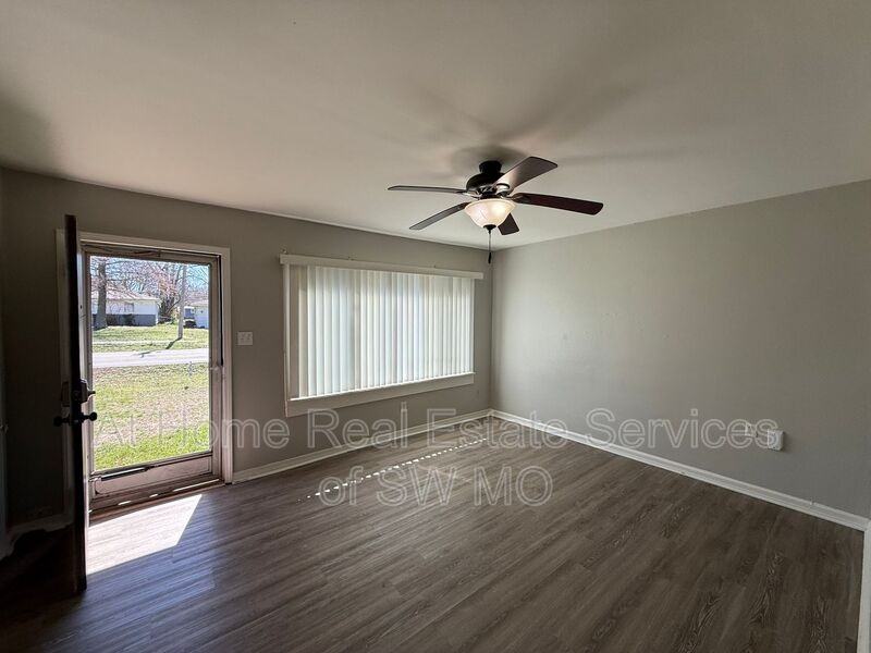 1465 E Seminole St - Photo 3 of 10