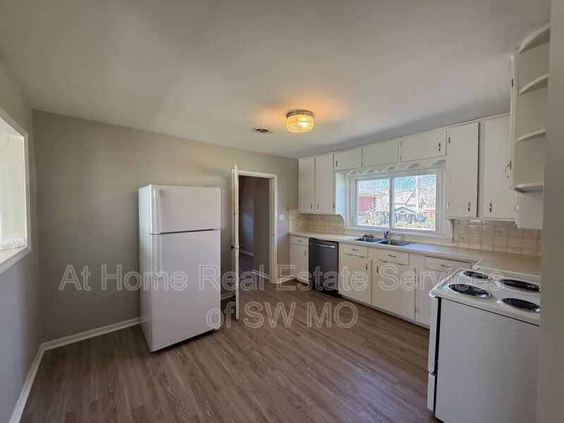 1465 E Seminole St - Photo 4 of 10