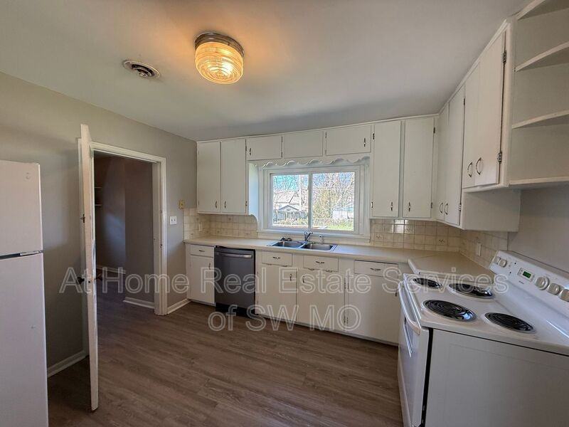 1465 E Seminole St - Photo 6 of 10