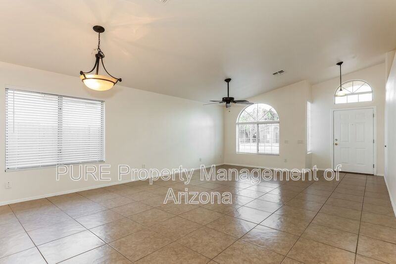 1870 E Oakland St - Photo 3 of 28