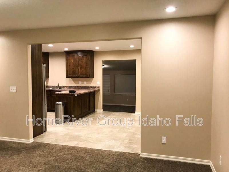 599 Crestview Ave - Photo 3 of 15