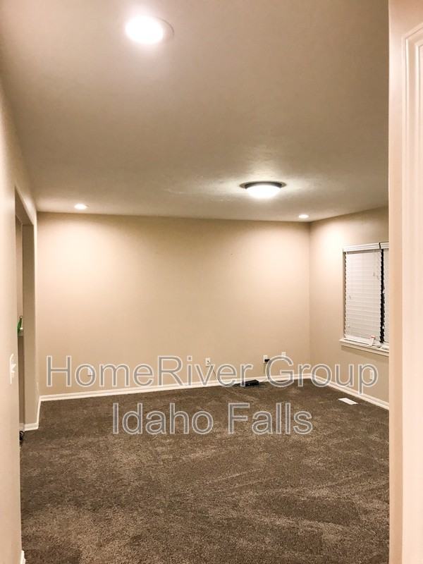 599 Crestview Ave - Photo 4 of 15