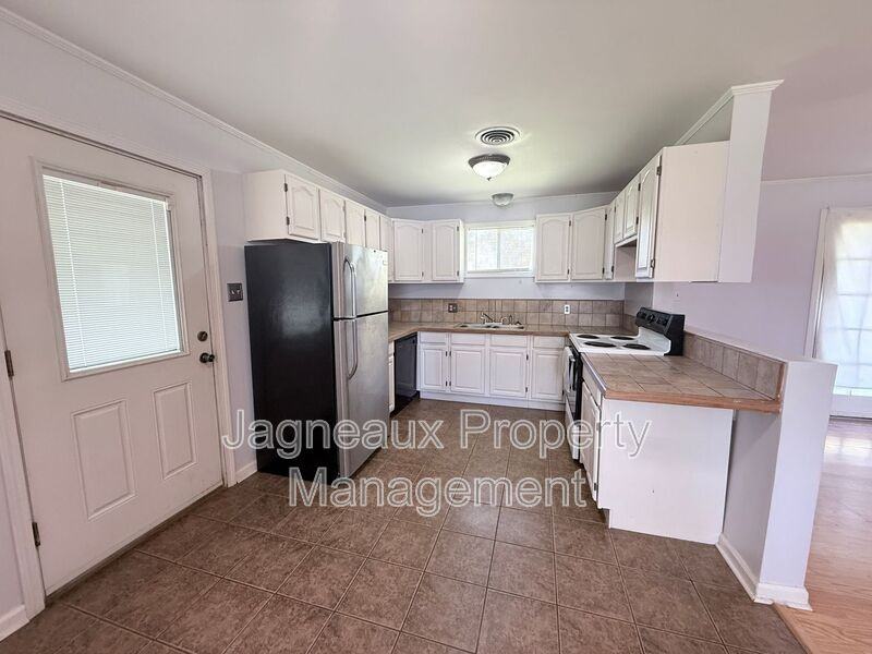 1524 Ruby Ln - Photo 3 of 9