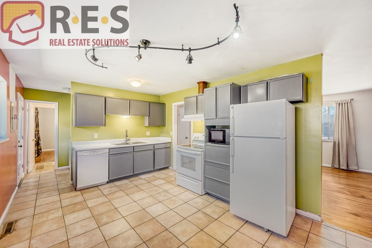 875 34th St - Photo 3 of 17