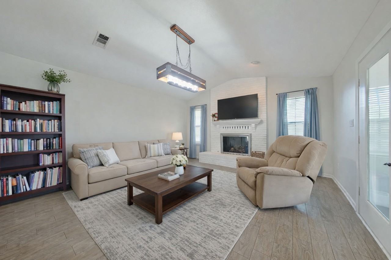 608 Manor Ct Nw - Photo 3 of 12