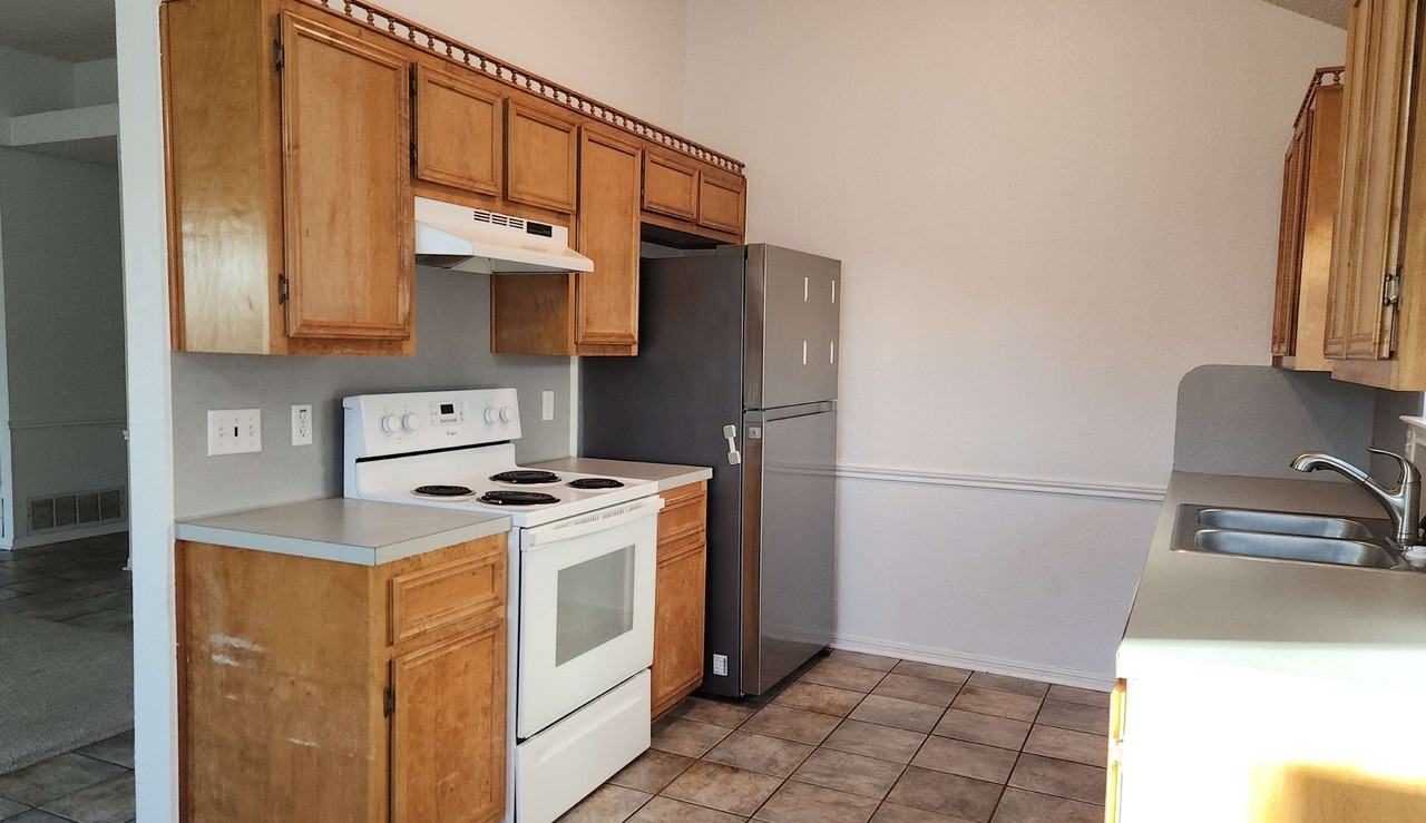 624 Atkinson Ave - Photo 3 of 11