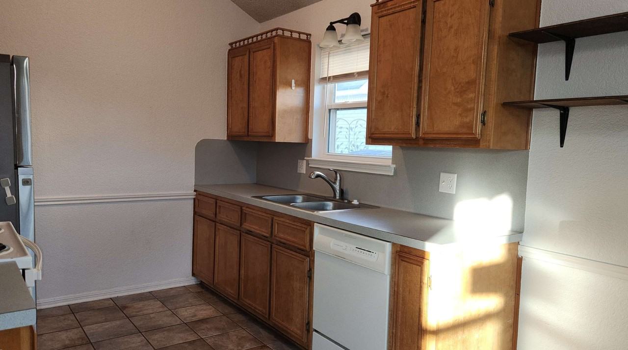 624 Atkinson Ave - Photo 4 of 11