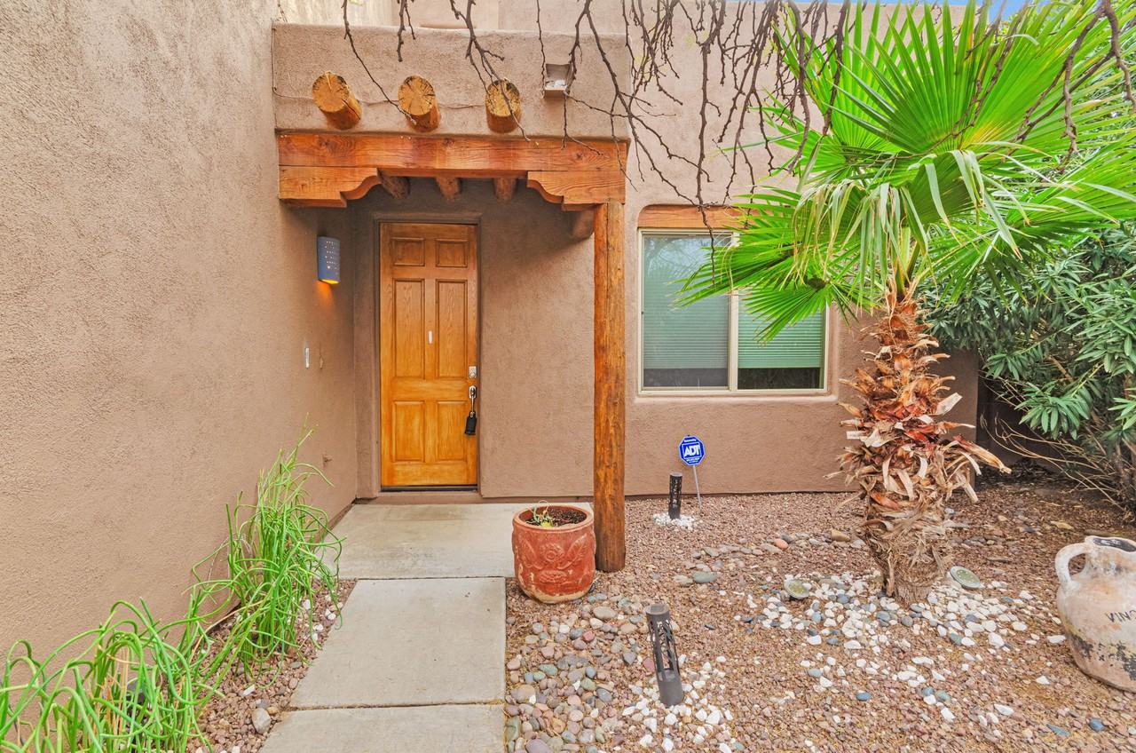 2974 N Cardell Cir - Photo 2 of 25