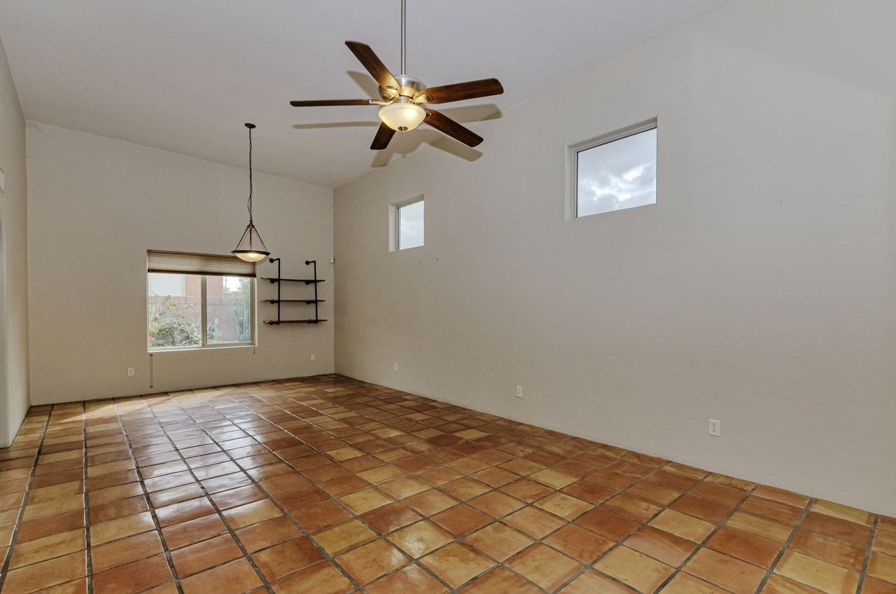 2974 N Cardell Cir - Photo 4 of 25