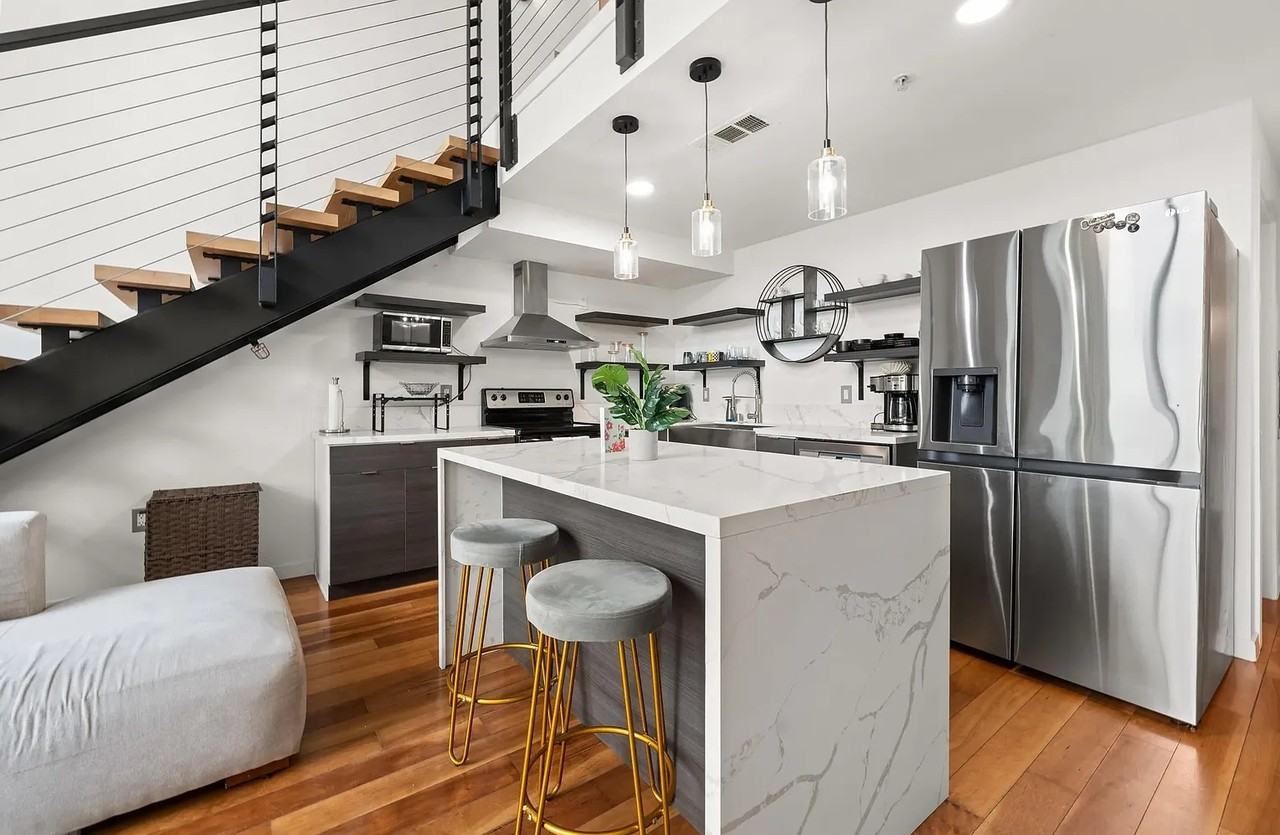 889 Date St - Photo 3 of 11