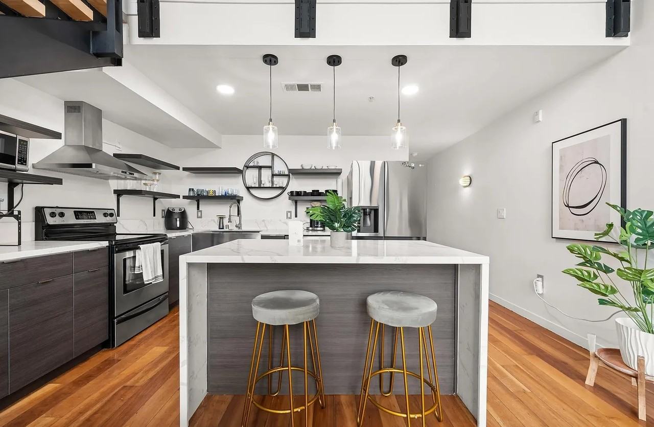 889 Date St - Photo 4 of 11