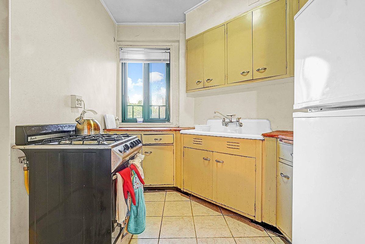 1501 Metropolitan Ave #8D - Photo 7 of 15