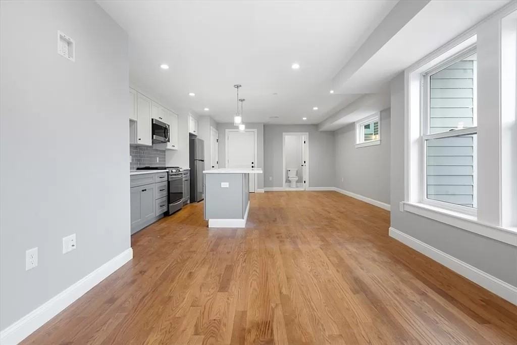 223 Saratoga St #302 - Photo 5 of 11