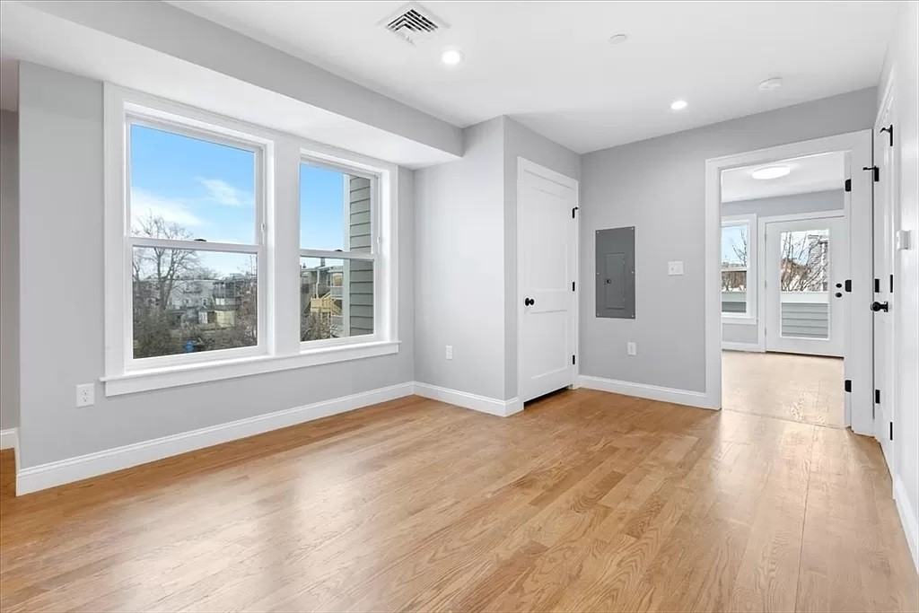 223 Saratoga St #302 - Photo 6 of 11