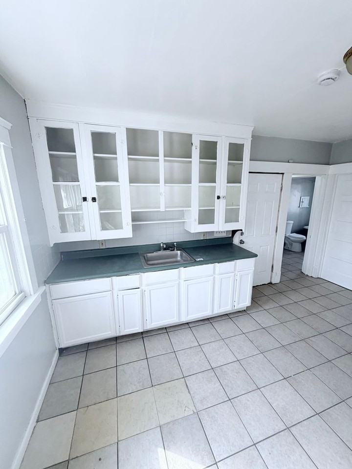 1114 E 64th - Photo 3 of 36