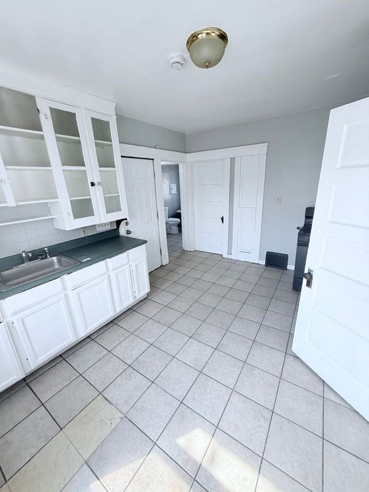 1114 E 64th - Photo 4 of 36