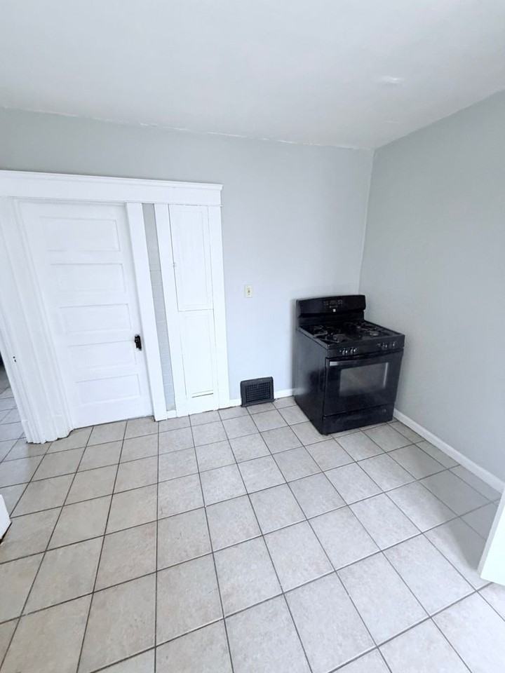 1114 E 64th - Photo 5 of 36