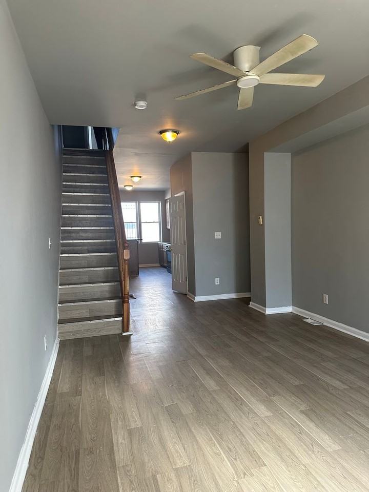 2422 E Madison St - Photo 2 of 11