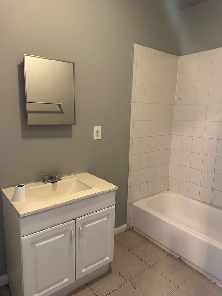 2422 E Madison St - Photo 5 of 11