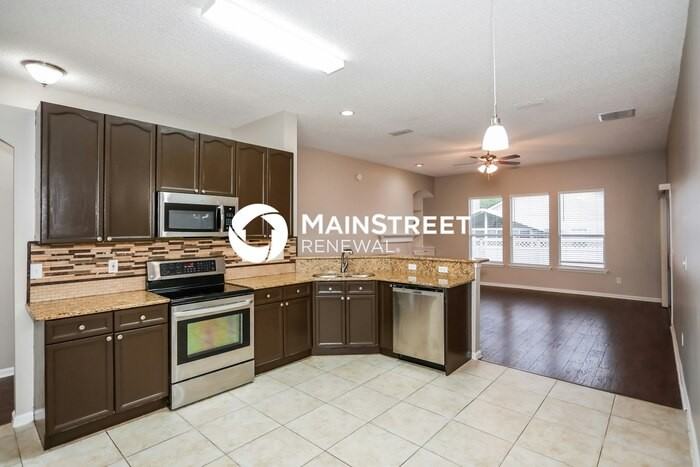 1556 Glen View St - Photo 4 of 16