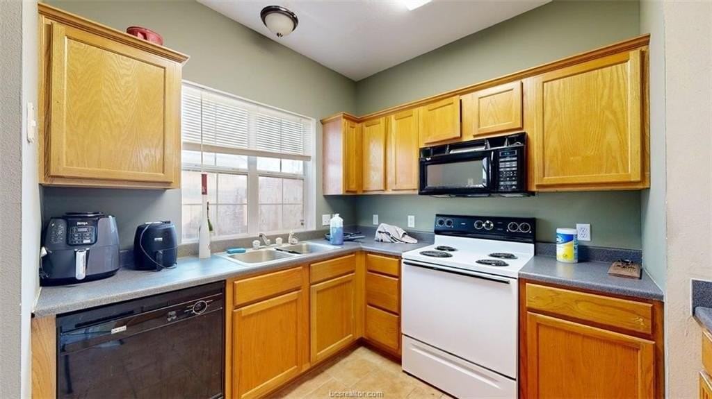 301 Nimitz St Apt B - Photo 4 of 16