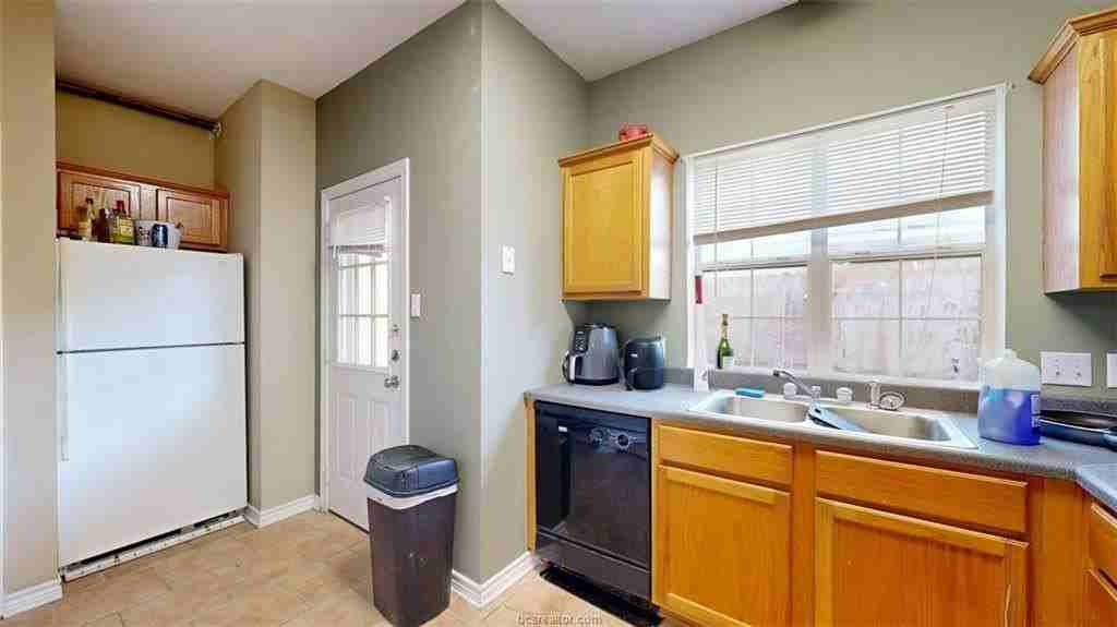 301 Nimitz St Apt B - Photo 6 of 16