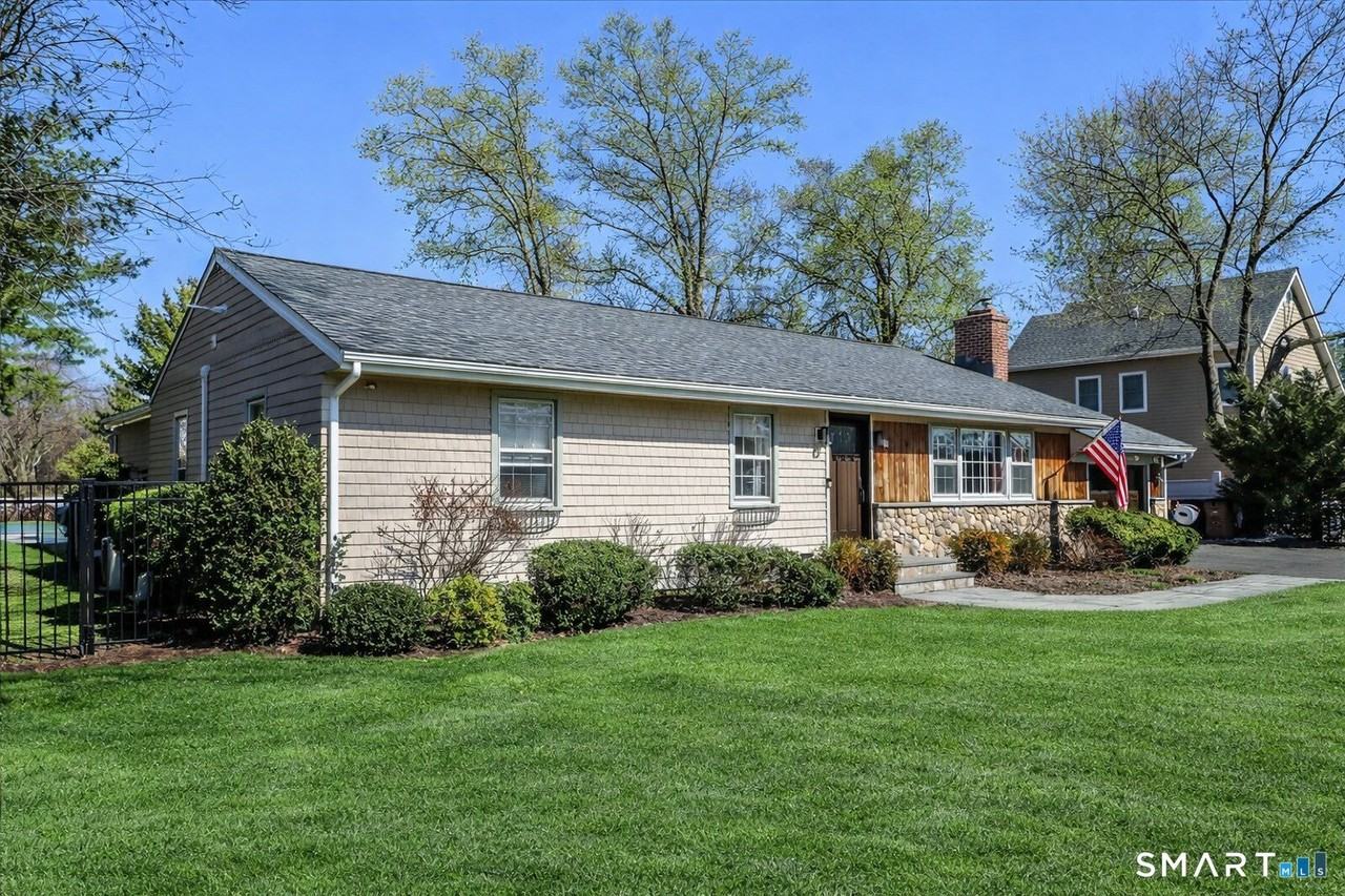 58 Davenport Dr - Photo 2 of 36