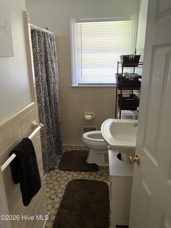 102 N Meade St - Photo 2 of 10