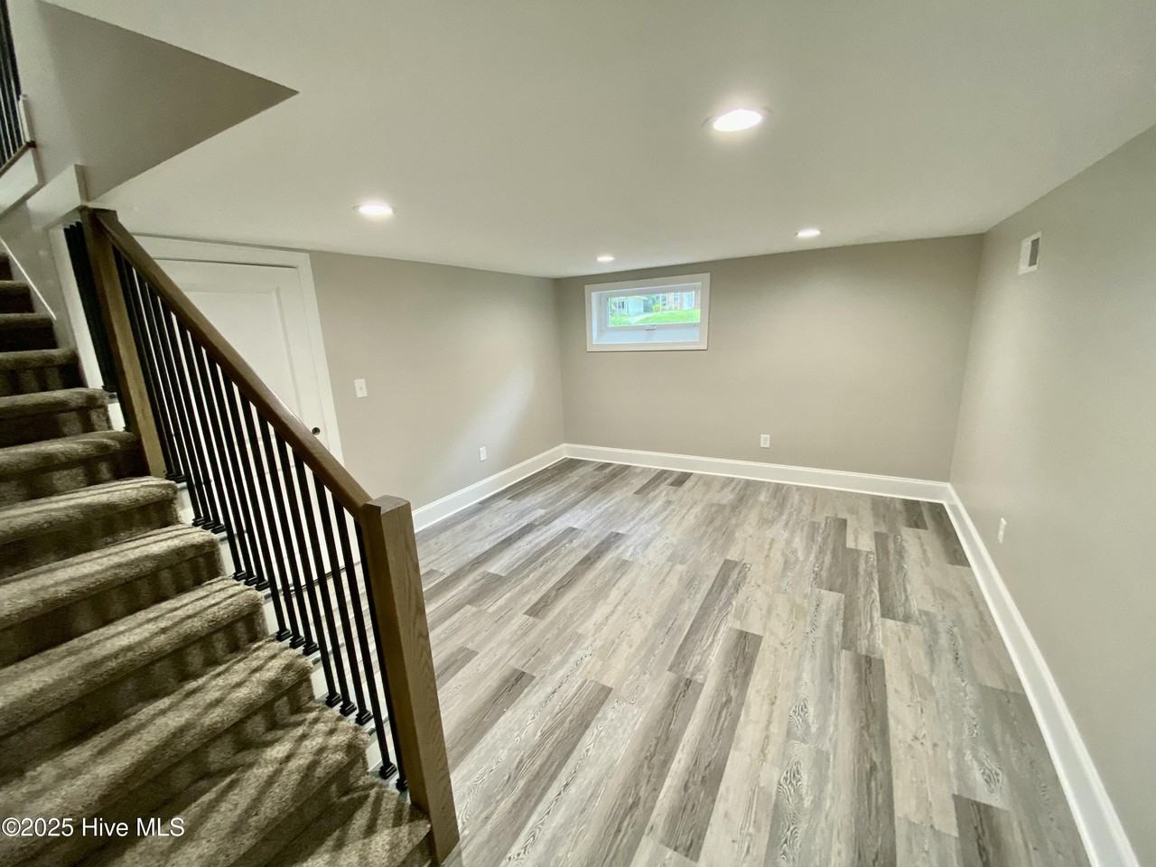 1910 E 9th St - Photo 3 of 15