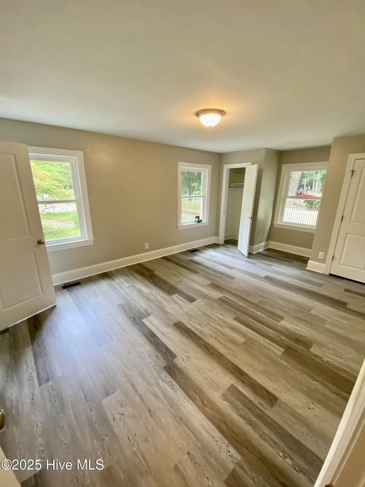 1910 E 9th St - Photo 4 of 15