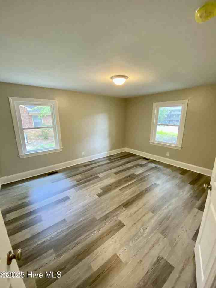 1910 E 9th St - Photo 5 of 15