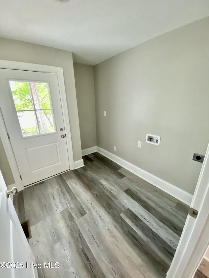 1910 E 9th St - Photo 7 of 15