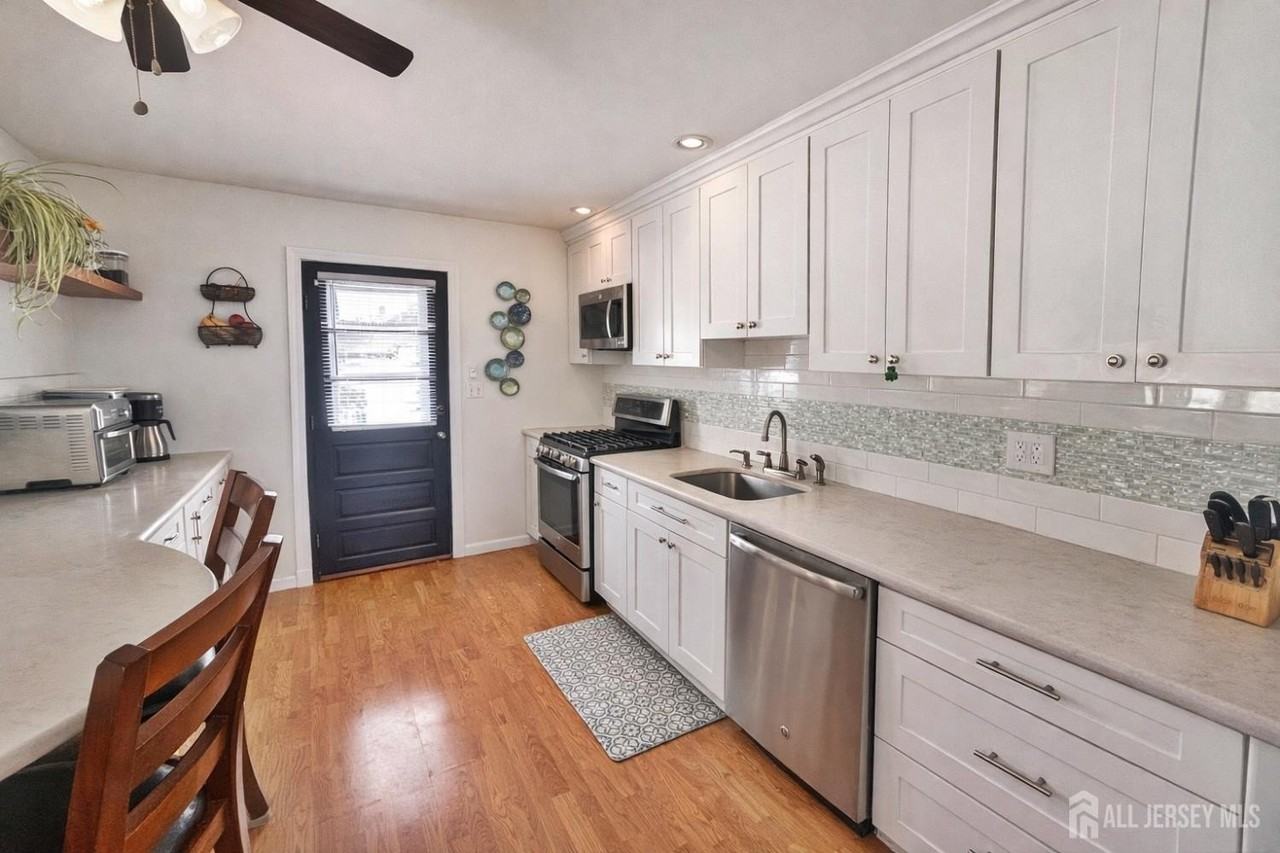 100 Pinetree Dr - Photo 2 of 17