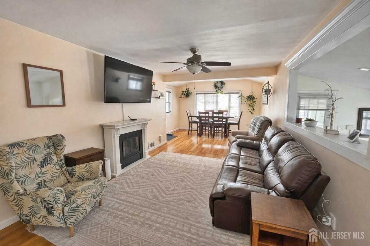 100 Pinetree Dr - Photo 4 of 17