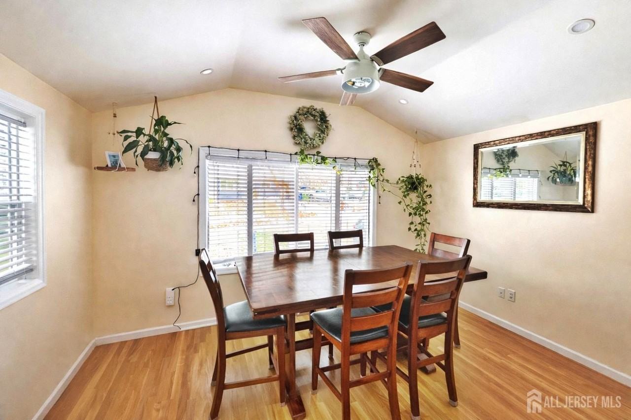 100 Pinetree Dr - Photo 5 of 17