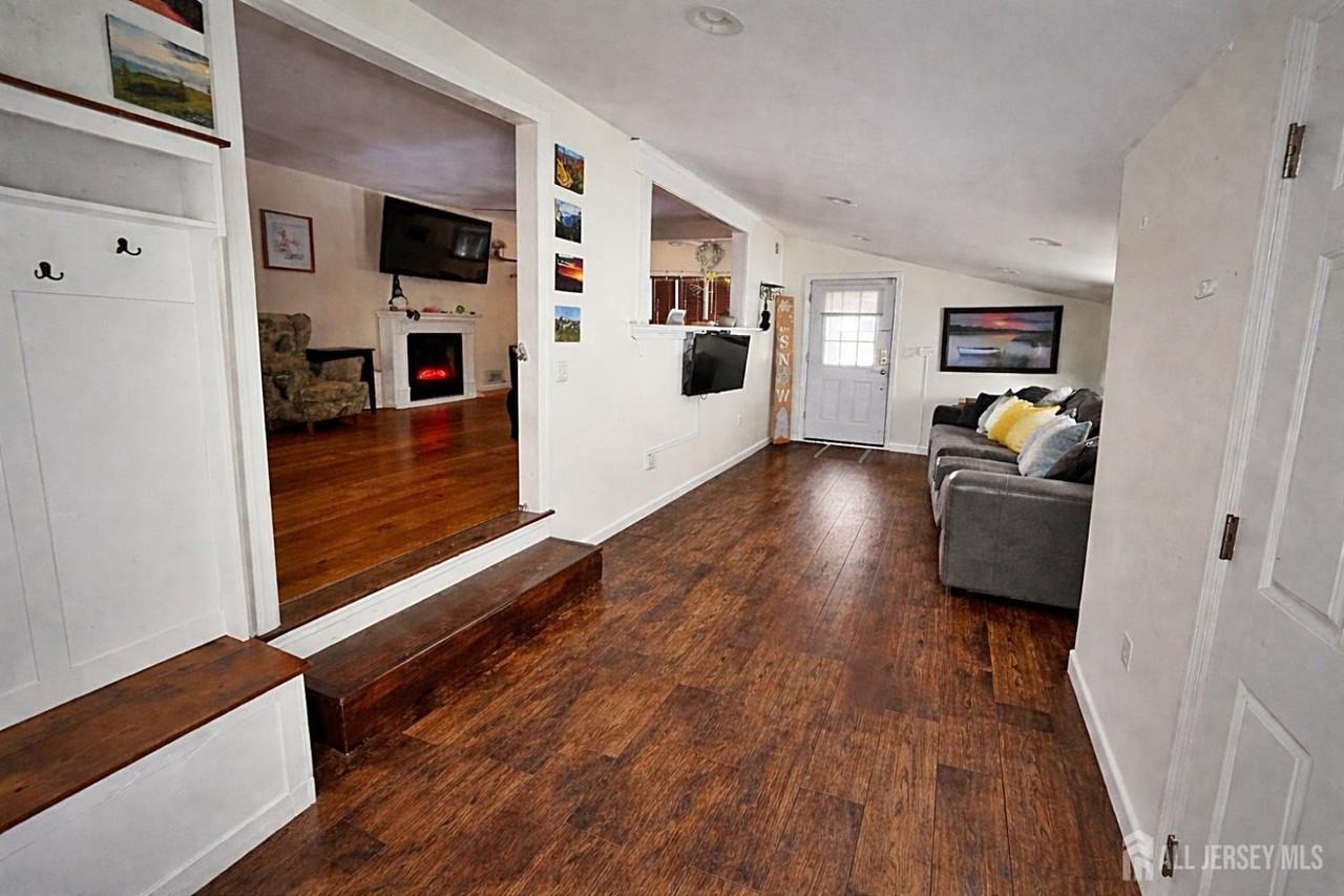 100 Pinetree Dr - Photo 6 of 17