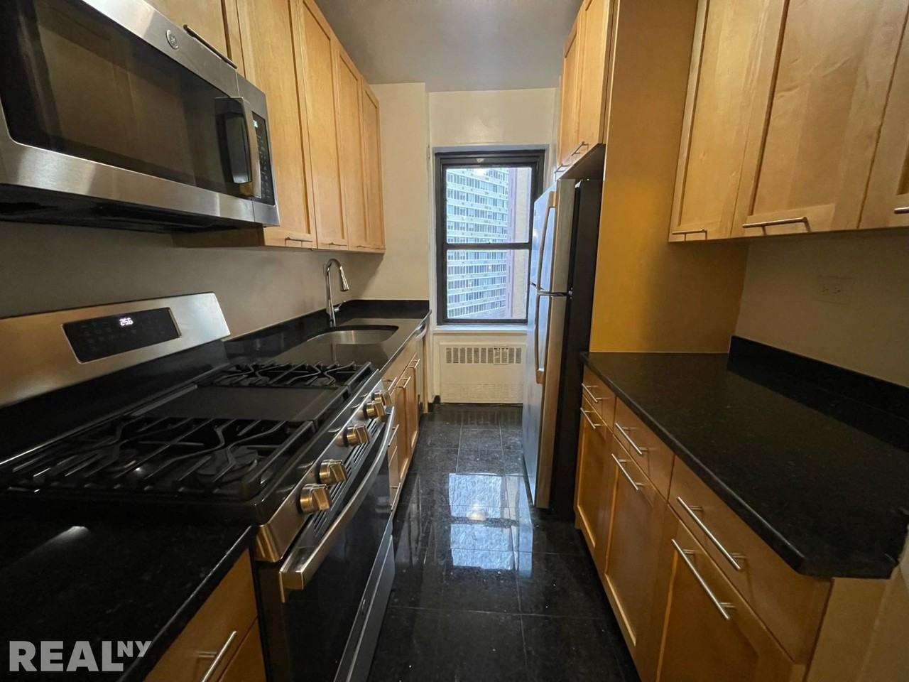 E 55th St #7H - Photo 3 of 8